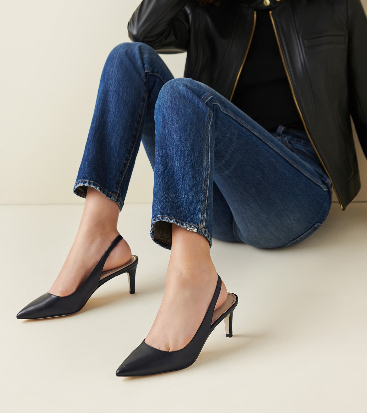 W26827:BLACK LTR